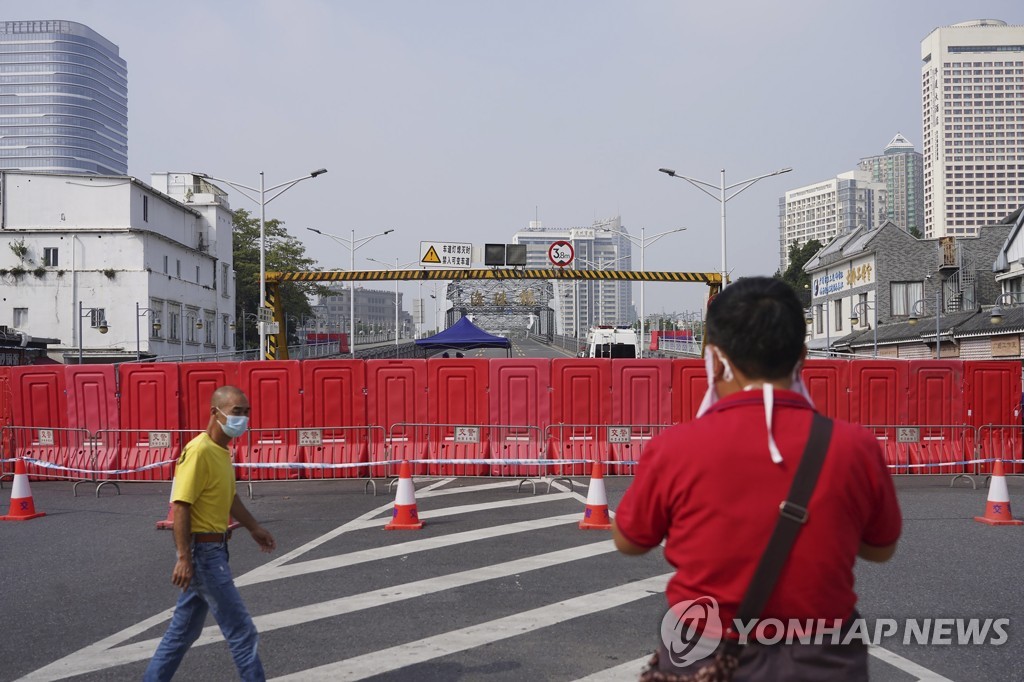 (AP=연합뉴스) 봉쇄된 중국 광둥성 광저우 하이주구 앞에 지난 11일 바리케이드가 세워져 있다. 2022.11.24.