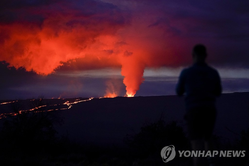 '세계 최대 하와이 활화산 38년 만에 분화'…정상부 용암 분출
