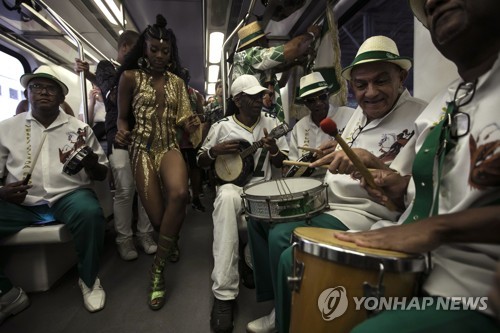 '리듬과 열정'…삼바의 날 브라질 기차에서 열린 공연
