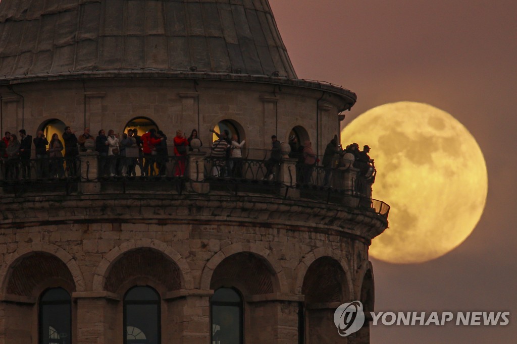 '휘영청'…세계에서 관측된 올해의 마지막 보름달 콜드문