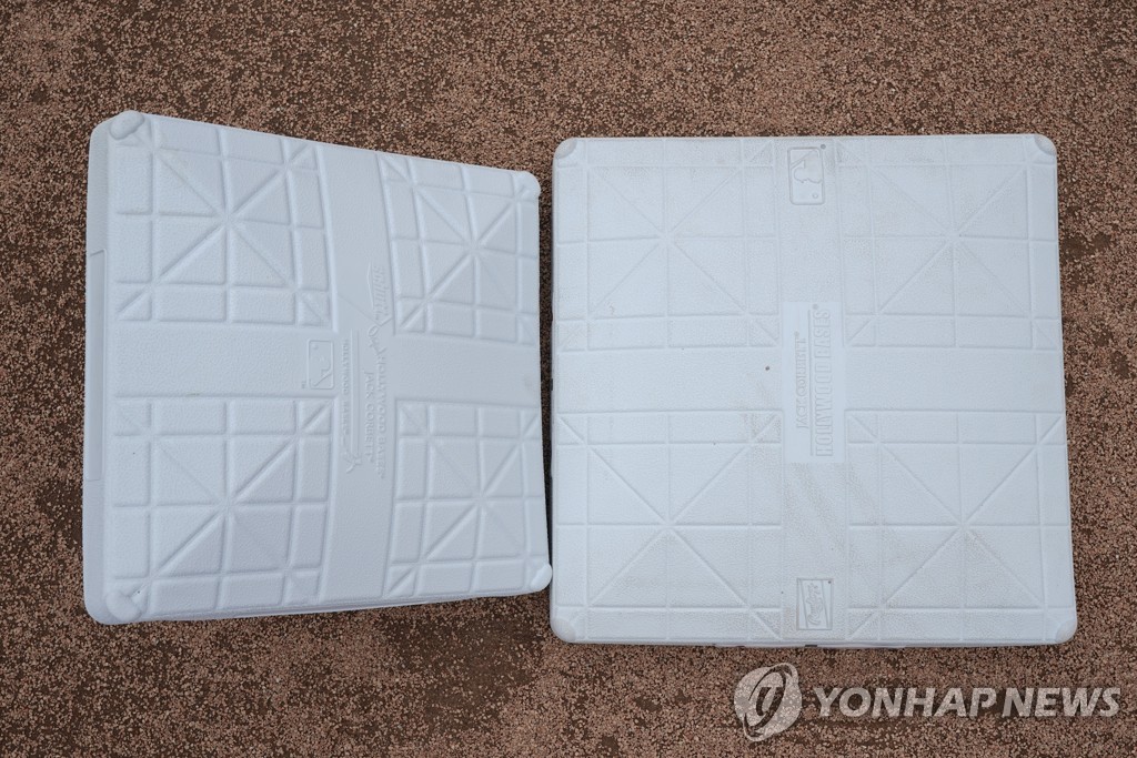 올 시즌 커진 MLB 베이스(오른쪽)