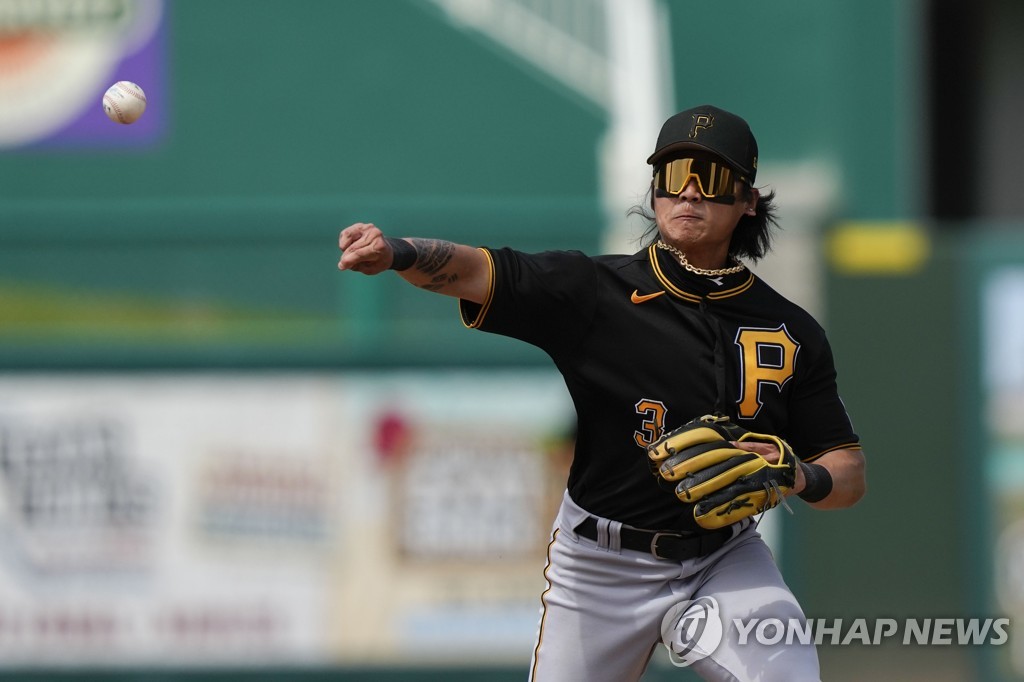 In this Associated Press file photo from March 14, 2023, Pittsburgh Pirates shortstop Bae Ji-hwan throws out Minnesota Twins runner Willi Castro on a ground out during the bottom of the sixth inning of a spring training game at Hammond Stadium in Fort Myers, Florida. (Yonhap)