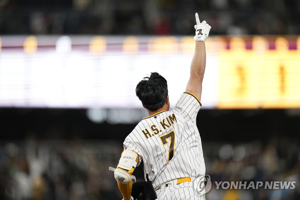In this Associated Press photo, Kim Ha-seong of the San Diego Padres celebrates his walkoff home run against the Arizona Diamondbacks during the bottom of the ninth inning of a Major League Baseball regular season game at Petco Park in San Diego on April 3, 2023. (Yonhap)