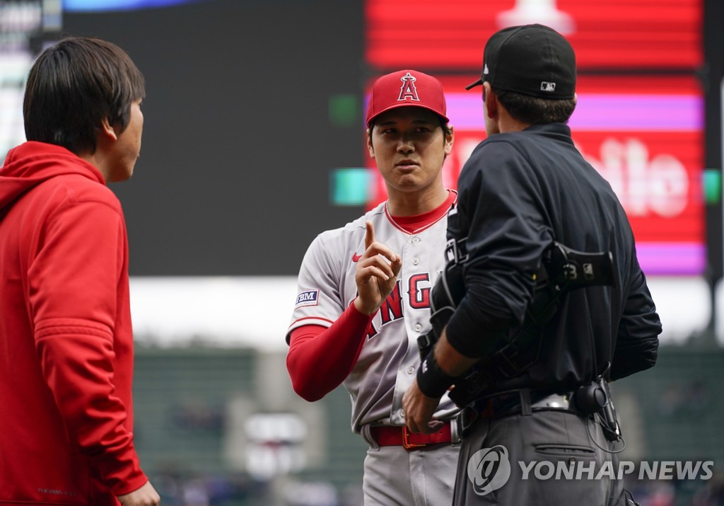 투수로 피치 클록 어겨 볼 1개를 손해 본 뒤 심판과 얘기하는 오타니