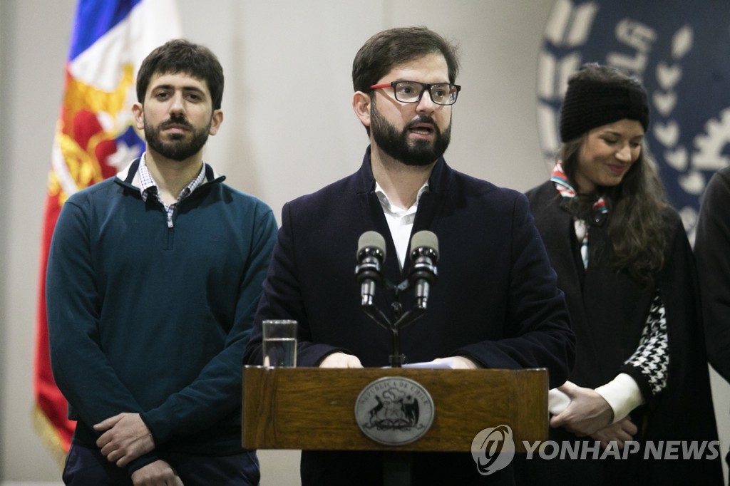 연설하는 가브리엘 보리치 칠레 대통령