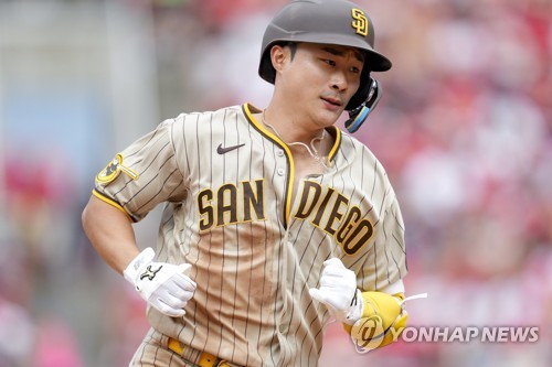 Ha-Seong Kim's first MLB hit and RBI