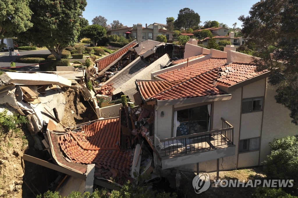 LA카운티 롤링힐스 에스테이트의 주택들이 붕괴된 모습