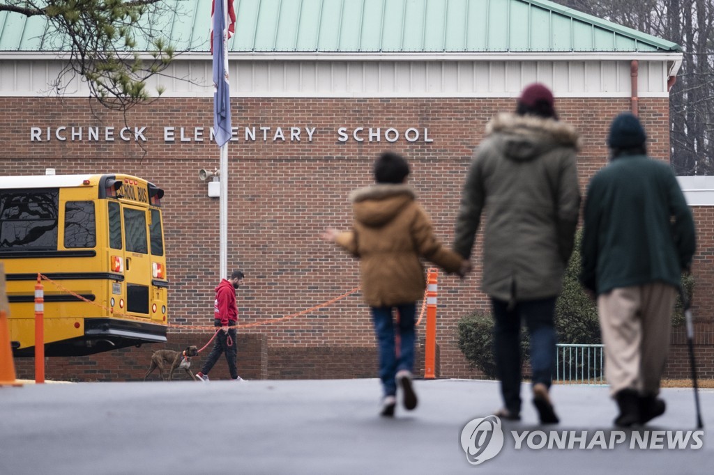 6살 소년이 교사에게 총격을 가하는 사건이 벌어진 美버지니아주 초등학교  [AP 연합뉴스 자료사진]