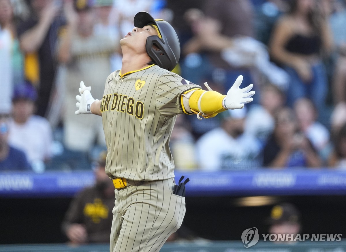 투런포를 치고 홈으로 들어오는 김하성