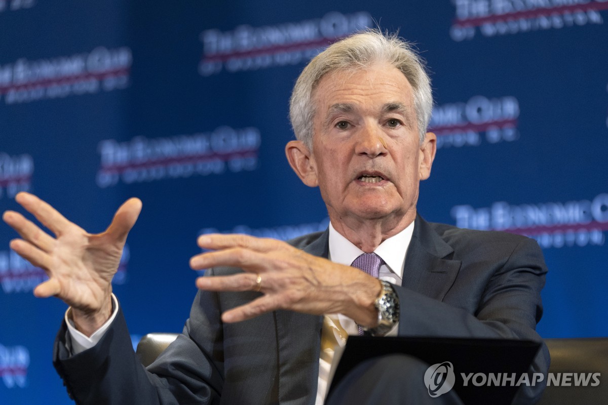 Esta foto de archivo, publicada por Associated Press, muestra al presidente de la Reserva Federal, Jerome Powell, participando en una conversación con el Club Económico de Washington en Washington el 15 de julio de 2024. (Yonhap)