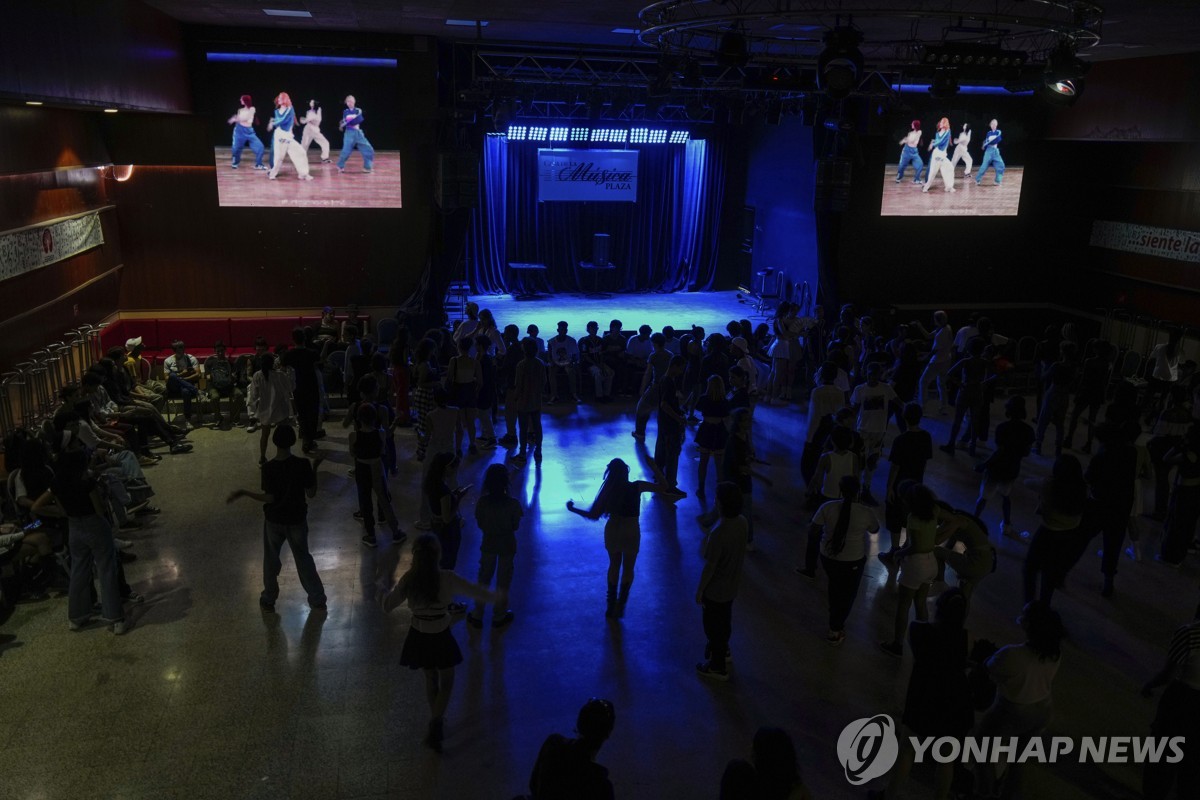 K팝 춤 따라주는 쿠바 젊은이들