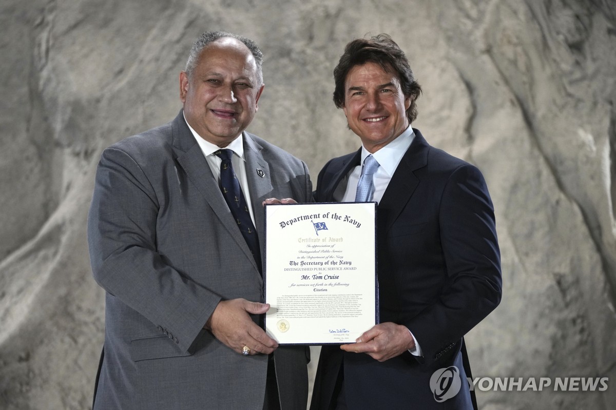 미 해군 수장에게서 공로상 받은 톰 크루즈