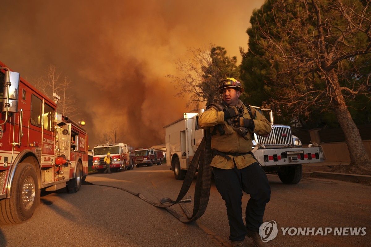 11일(현지시간) LA에서 산불과 싸우고 있는 소방관