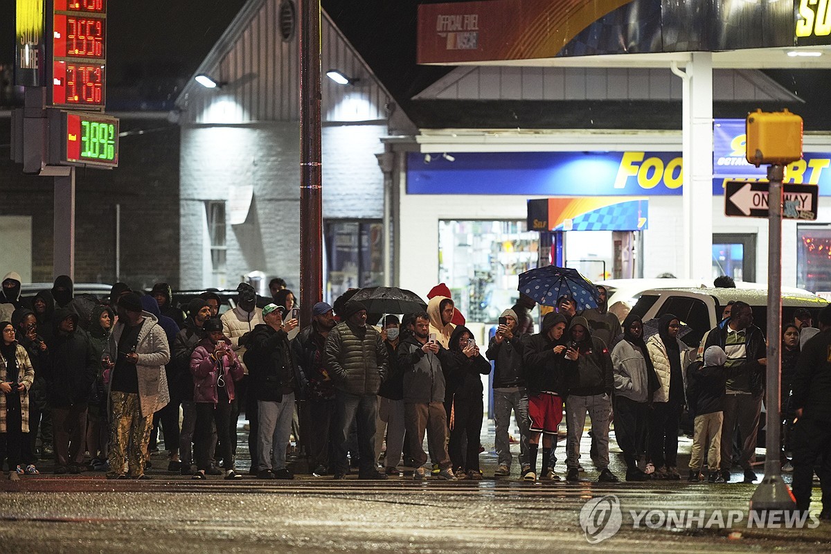 필라델피아 항공기 추락 현장 주변의 시민들