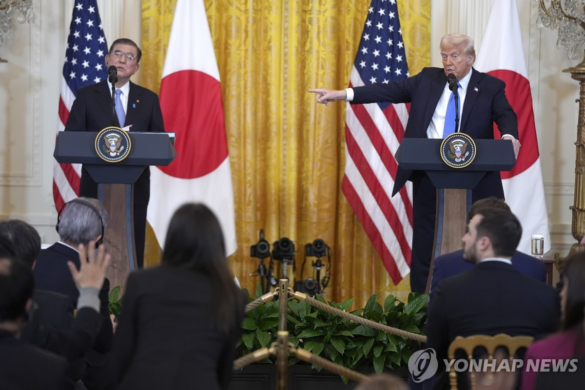 El presidente Donald Trump habla durante una conferencia de prensa con el primer ministro de Japón, Shigeru Ishiba en la Casa Blanca en Washington, el 7 de febrero de 2025 en esta foto publicada por Associated Press. (Yonhap)