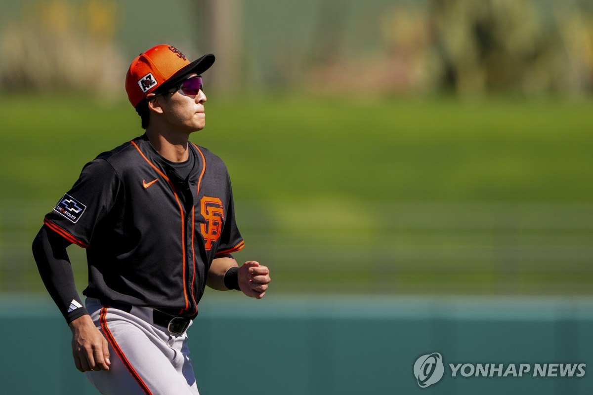 This Associated Press photo from Feb. 22, 2025, shows San Francisco Giants outfielder Lee Jung-hoo before a Major League Baseball spring training game against the Texas Rangers at Surprise Stadium in Surprise, Arizona. (Yonhap)