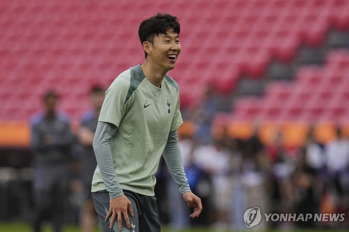 손흥민 "용납할 수 없는 시즌…UEL 우승으로 무관 한 풀겠다"