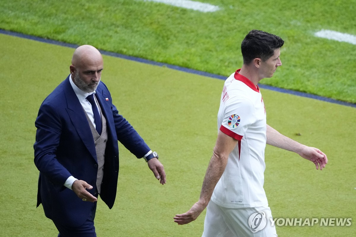 레반도프스키 보이콧에…폴란드 축구대표팀 감독 사퇴