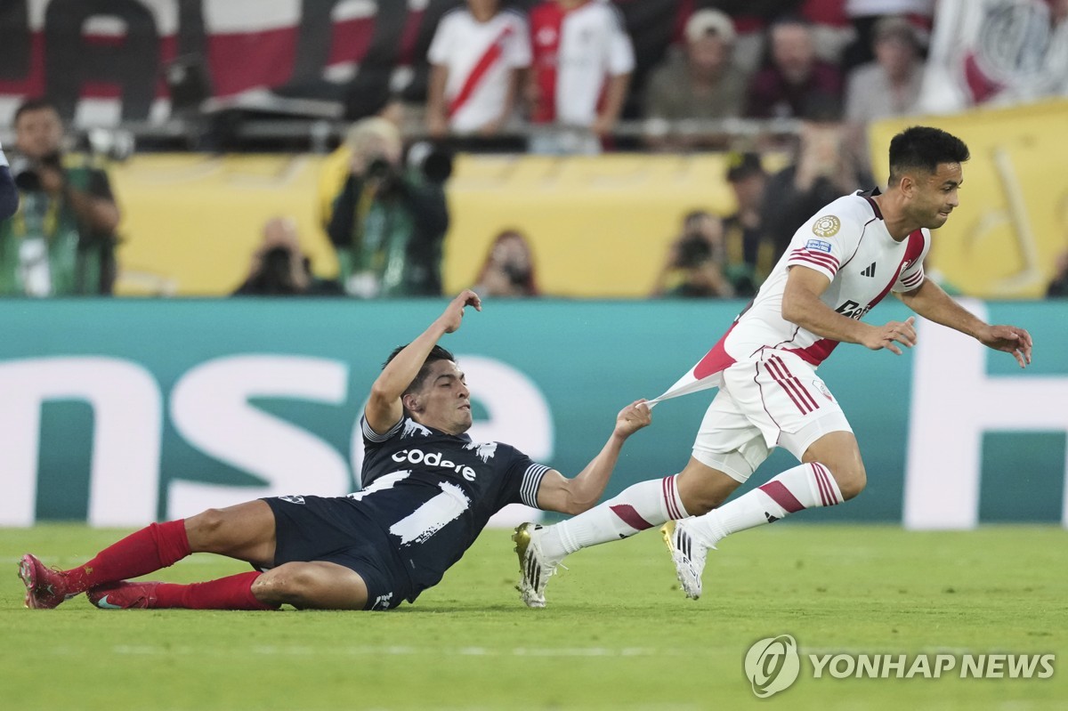 리버 플레이트 파티 마르티네스의 유니폼을 잡아당기는 몬테레이의 에릭 아기레