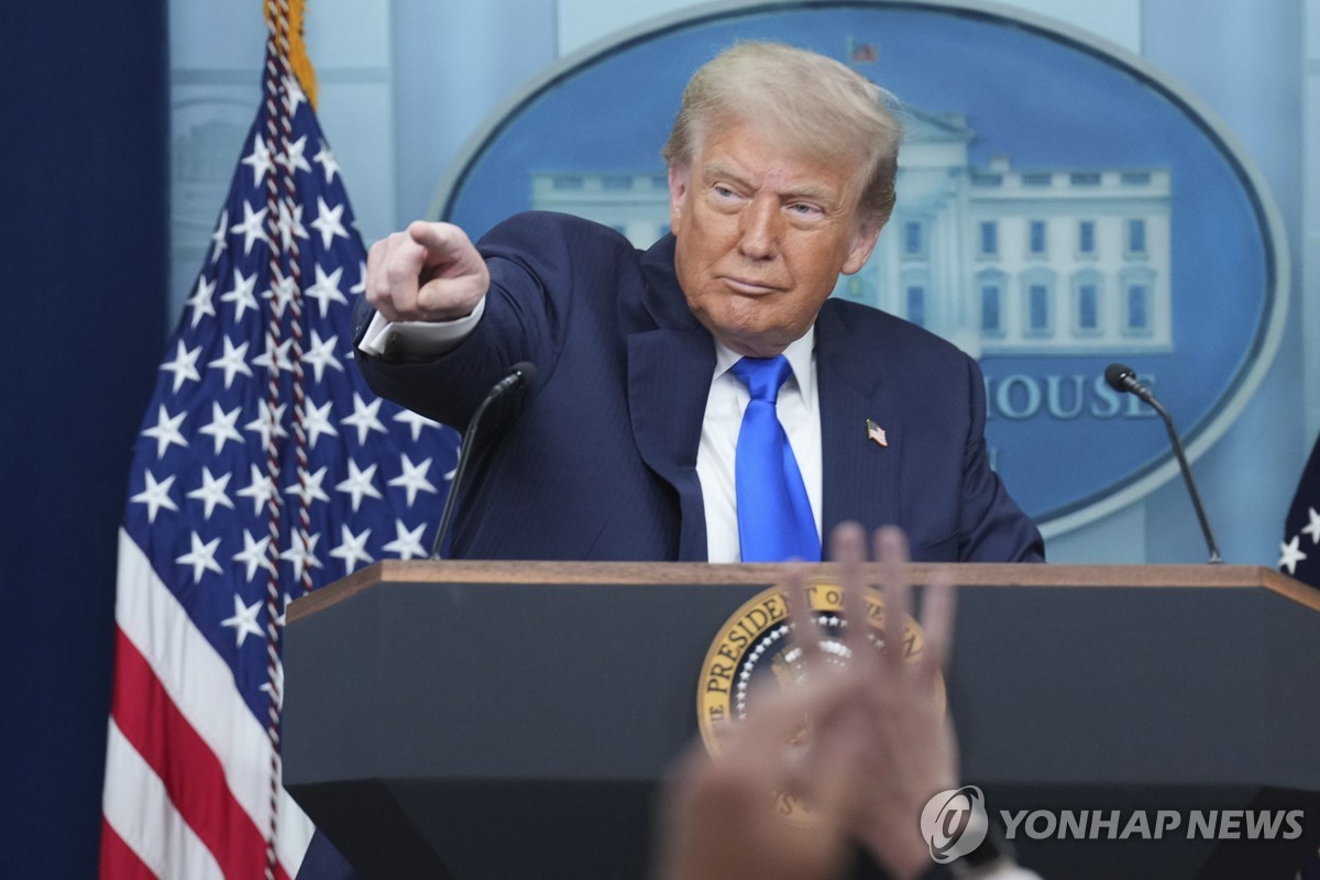 트럼프 "이란이 우라늄 또 농축하면 고민 없이 다시 폭…