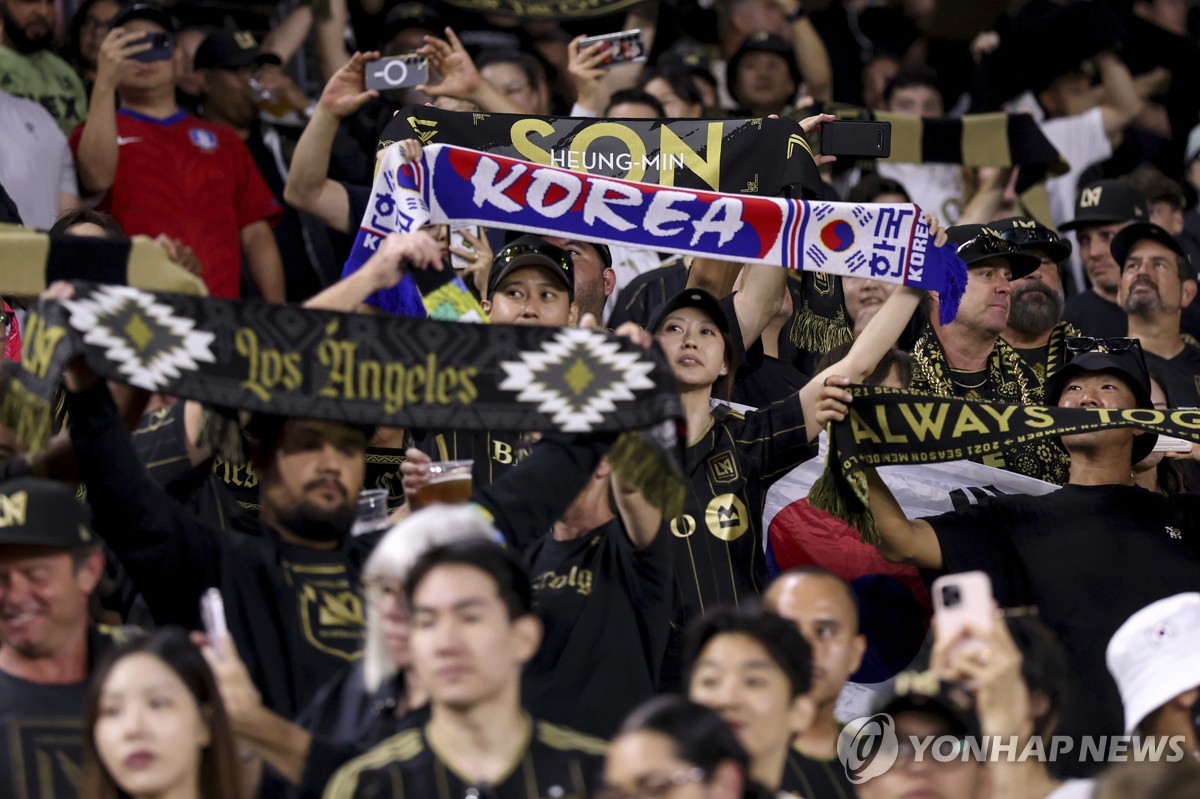 LAFC 홈경기에서 손흥민 응원하는 팬들