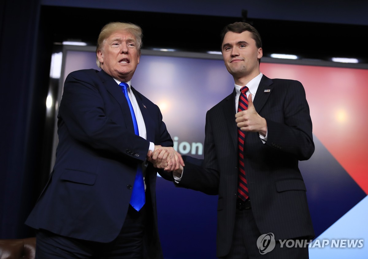 트럼프 미국 대통령과 우파 논객 커크