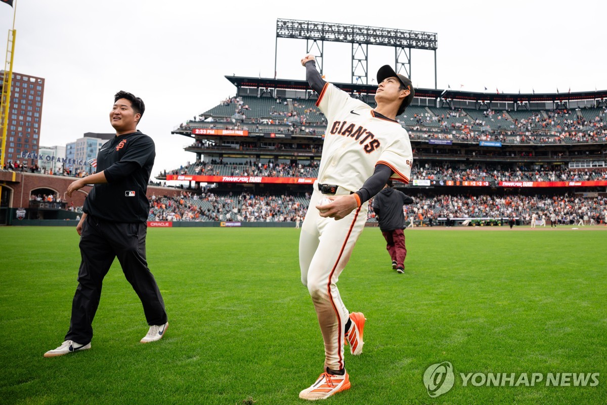 팬들에게 선물을 던져주는 이정후