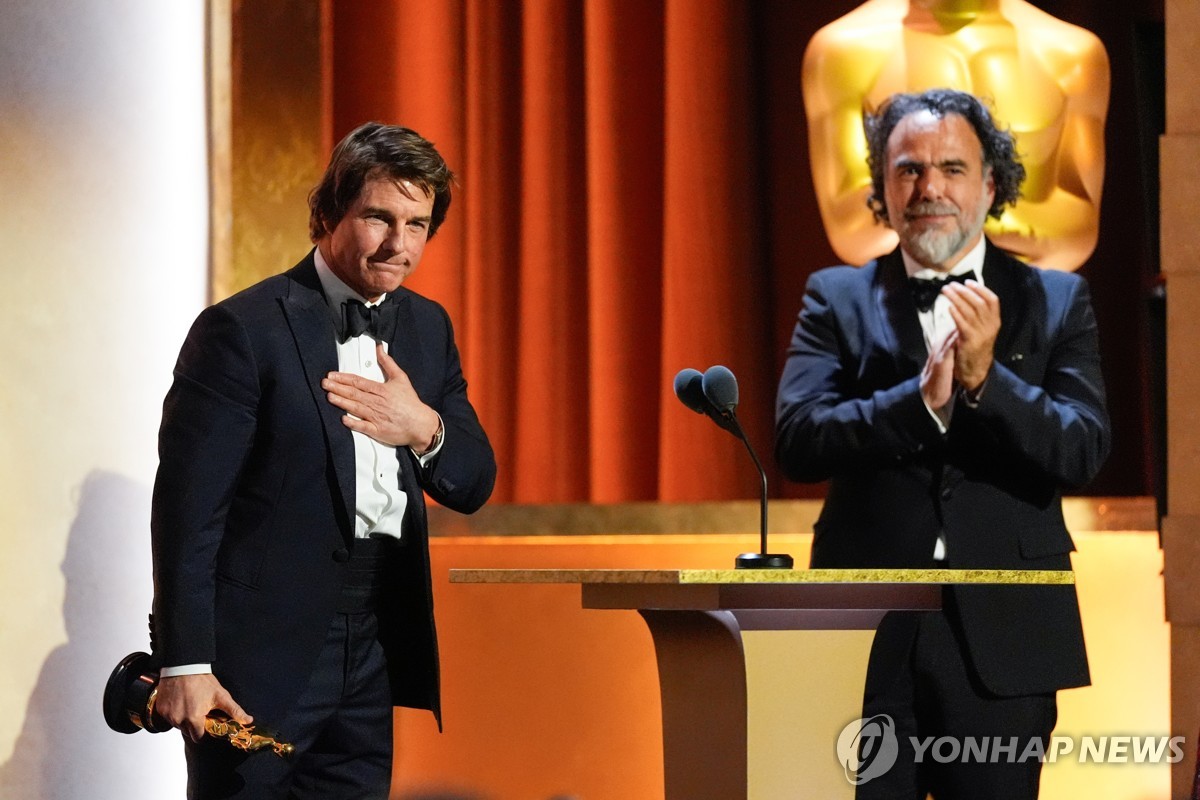 오스카 공로상 시상한 알레한드로 이냐리투 감독(오른쪽)과 수상자 톰 크루즈