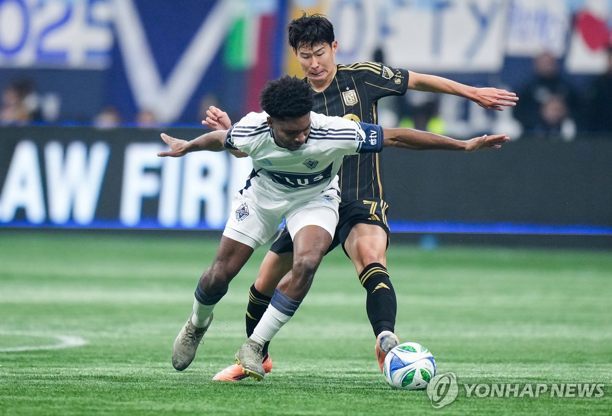 상대 선수와 볼 다투는 손흥민