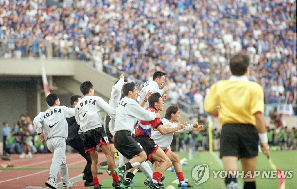 (도쿄=연합뉴스) 배재만 기자 = 일본 도쿄국립경기장에서 열린 98 프랑스 월드컵 축구 아시아지역 최종예선 B조 3차전 한국-일본전. 경기 종료 4분 전 이민성의 역전 결승골이 터지는 순간 한국 벤치에 앉아있던 감독, 코치, 선수들이 자리를 박차며 그라운드로 뛰쳐나오고 있다. 1997.9.28