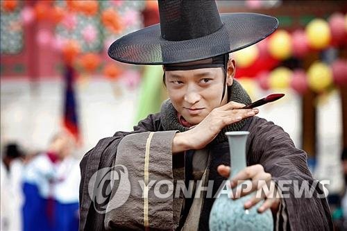 '전우치' 강동원 와이어 10개 매달고 고난도 무술 연기