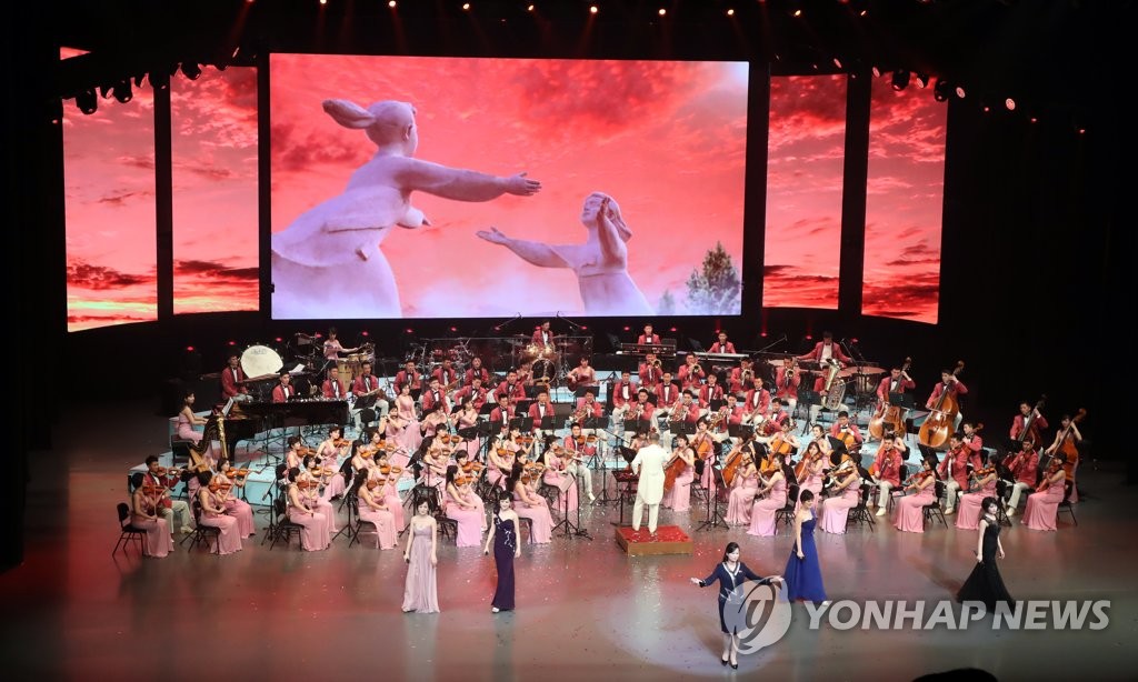 北朝鮮芸術団が平昌冬季五輪に合わせ、２月１１日にソウルで行った公演の様子＝（聯合ニュース）