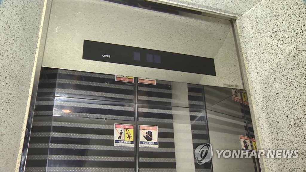 이 폭염 와중 아파트 승강기 교체 공사…고층 노약자는 어쩌나