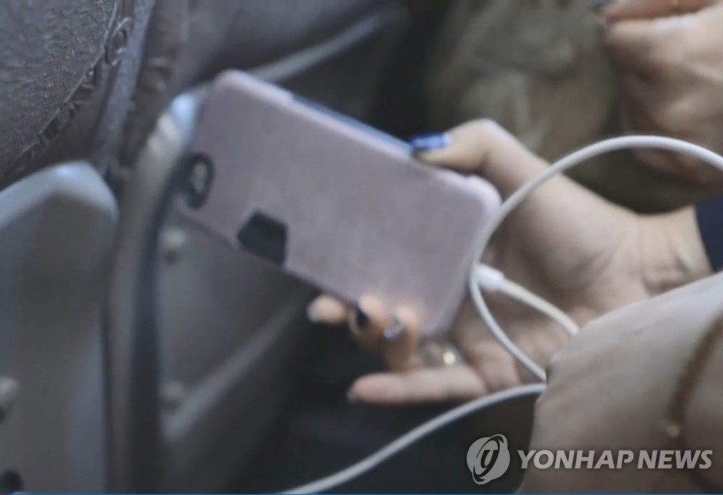 [팩트체크] 공공장소 스마트폰 충전 조심하라는데…실제 …