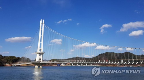  국내 최장 예당호 출렁다리 지역경제 효자노릇 톡톡