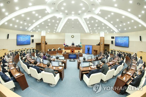 창원시의회 직원 1명 코로나19 확진…청사 폐쇄·회의 연기