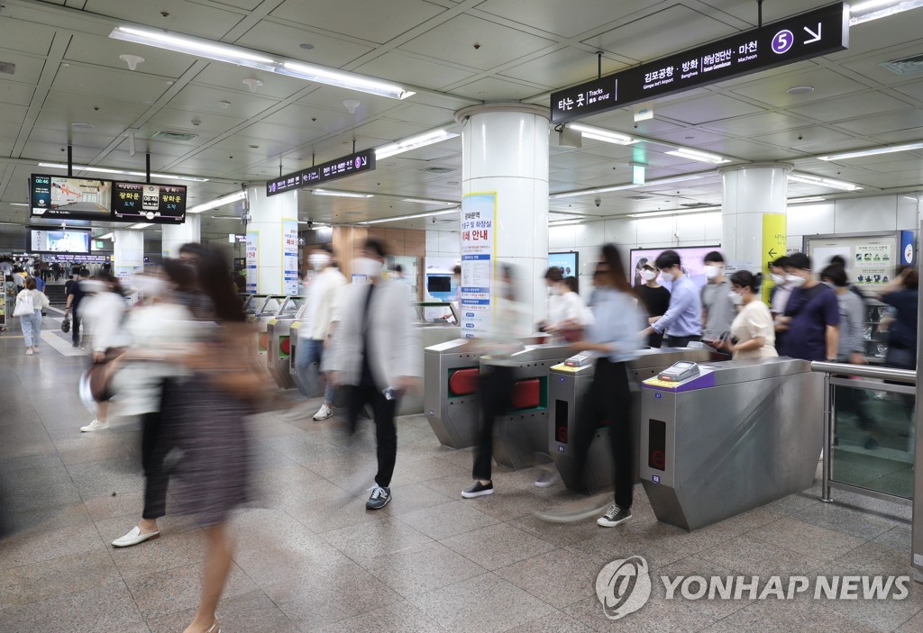 Seoul to reduce bus, subway schedules by 20 pct after 10 p.m.