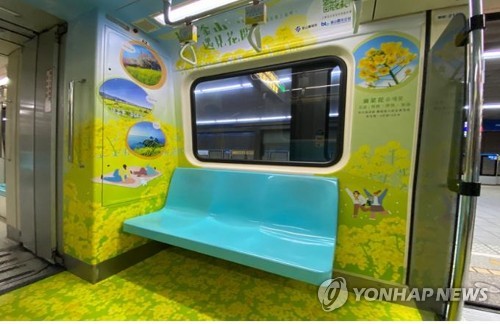 대만 지하철에 부산 봄꽃 랩핑 광고