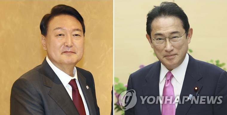 Le président sud-coréen Yoon Suk Yeol (à g.) et le Premier ministre japonais Fumio Kishida. (Photo d'archives Yonhap)