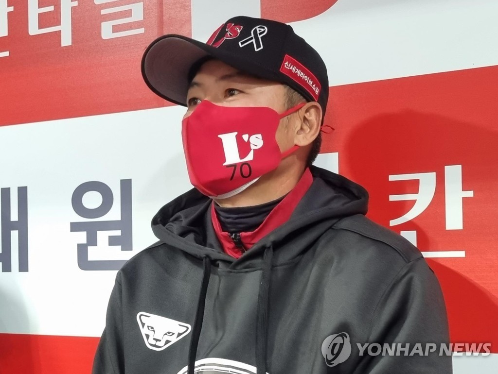 SSG Landers manager Kim Won-hyong speaks to reporters before Game 4 of the Korean Series against the Kiwoom Heroes at Gocheok Sky Dome in Seoul on Nov. 5, 2022. (Yonhap) 