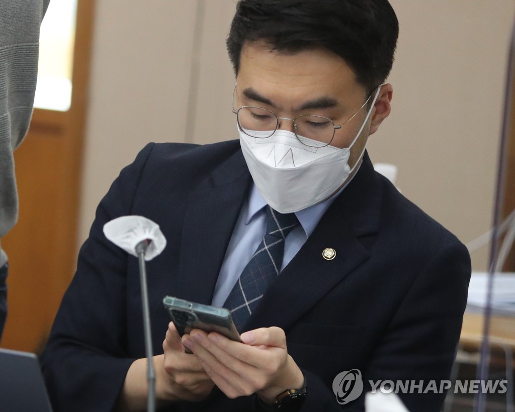 스마트폰 확인하는 김남국 의원