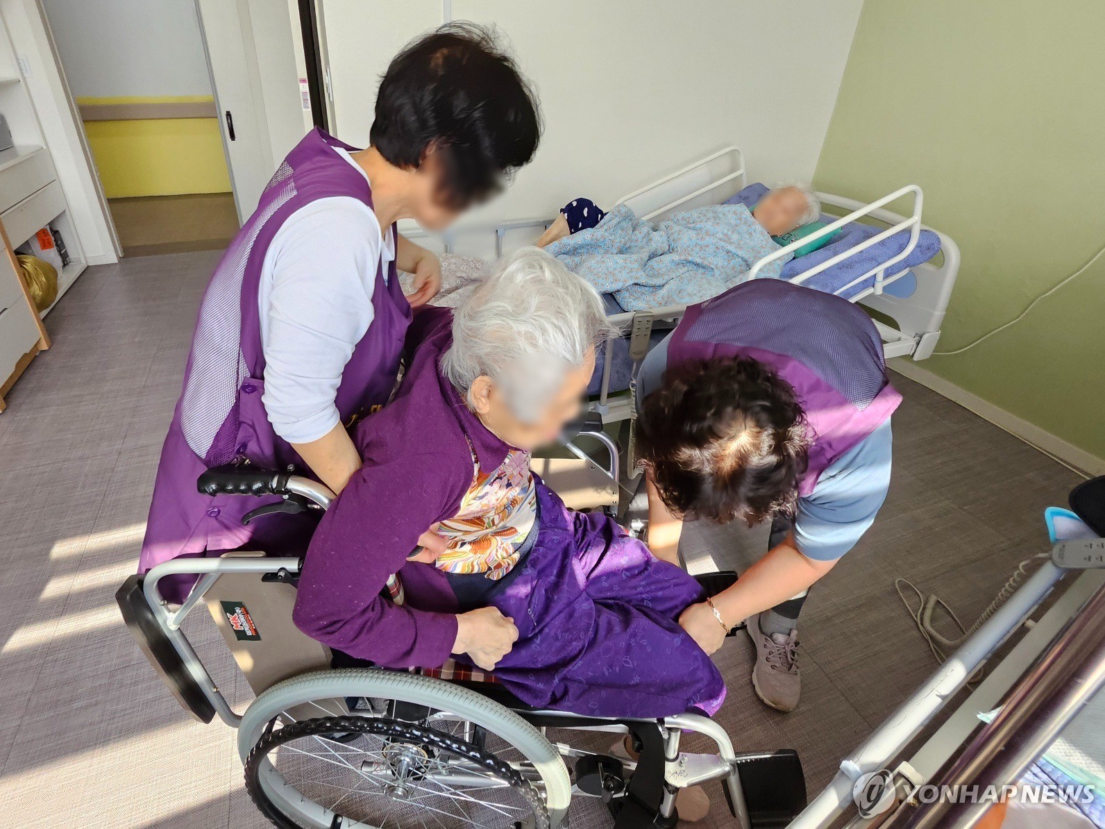 외국인 요양보호사 양성 대학 24곳 선정…입학생 비자 요건 완화