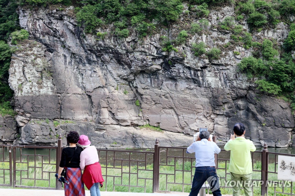 50년 전 세상 놀라게 한 두 바위그림…반복된 '침수' 설움 떨칠까 관련 이미지1