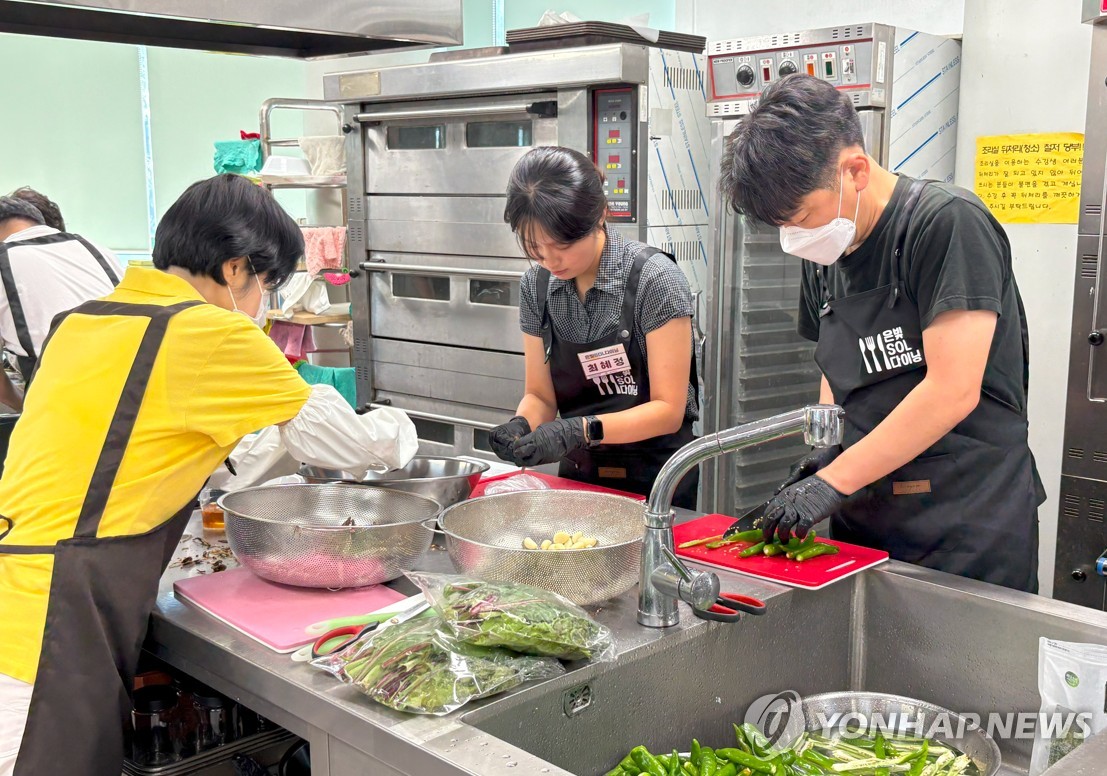 [샷!] 1시간20분 멸치똥 따고 둘러앉은 밥상