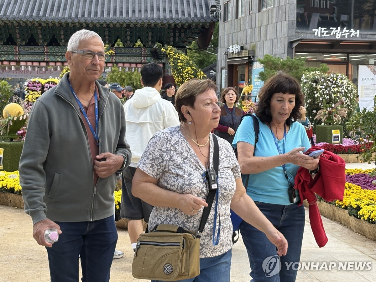 "필수 관광지"…조계사 찾은 관람객들