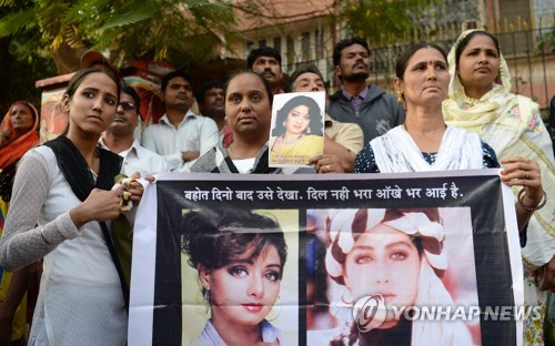 28일 인도 뭄바이에서 배우 스리데비의 사망을 애도하는 팬들이 그의 집 앞에 모여있다.[AFP=연합뉴스]
