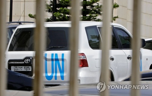 시리아에 파견된 OPCW 조사단이 묵는 호텔 밖에 세워진 유엔 차량
