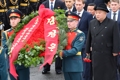 (LEAD) Kim dépose une gerbe au monument des soldats inconnus à Vladivostok