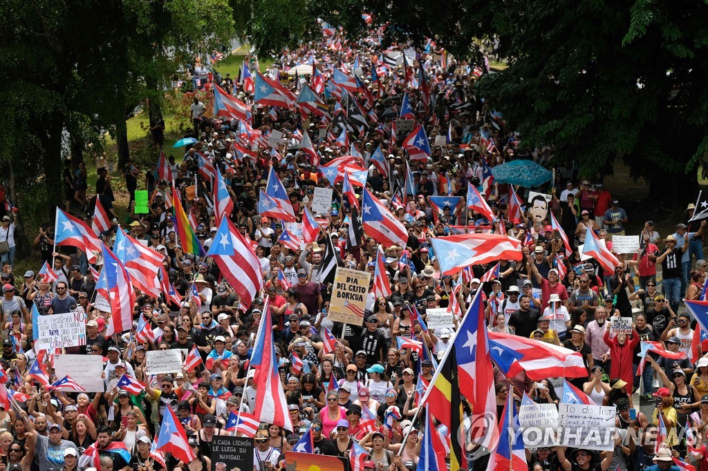 로세요 주지사 사임 발표 다음날인 25일 수도 산후안 거리 행진하는 푸에르토리코 시위대