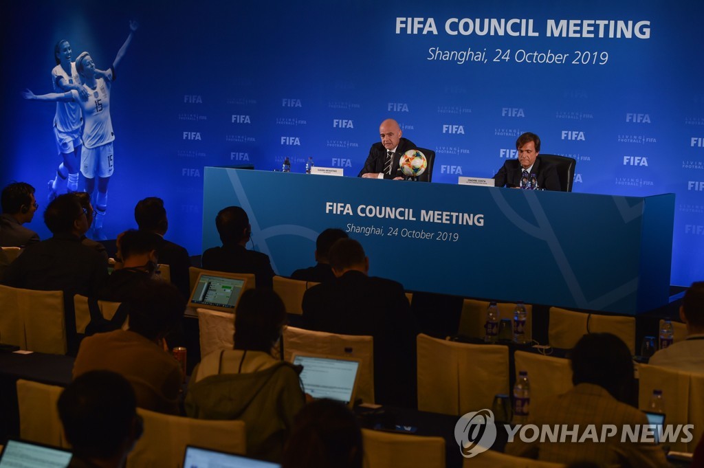 24일 중국 상하이에서 FIFA 평의회 이후 열린 기자회견 모습